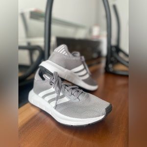 ADIDAS Size 6 Swift Run Women’s Shoe